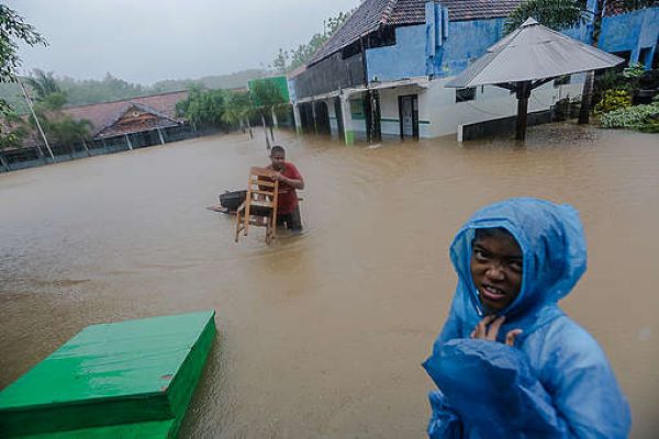 Greenpeace Africa on floods across the continent: “Without Climate Action we’ll be queuing for Noah’s Ark”